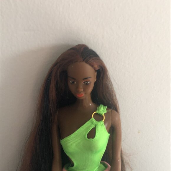 Original 1980 Rare Chritie Barbie doll with stunning bathing suit and skirt - Picture 3 of 3